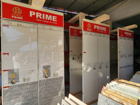Gạch men hoa văn bản lớn trang trí phòng khách