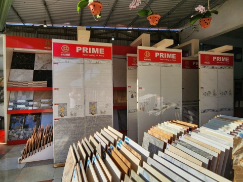 Gạch men hoa văn bản lớn trang trí phòng khách